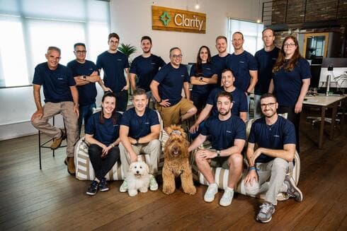 🤝 Deel adquiere a la startup de seguridad contra deepfakes Clarity por hasta $50 millones